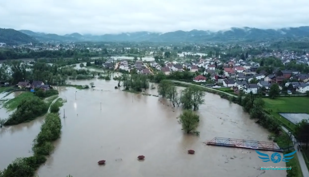 Reka Usora nadire, samo se čuje huk vode i zvuk sirene za opasnost ...